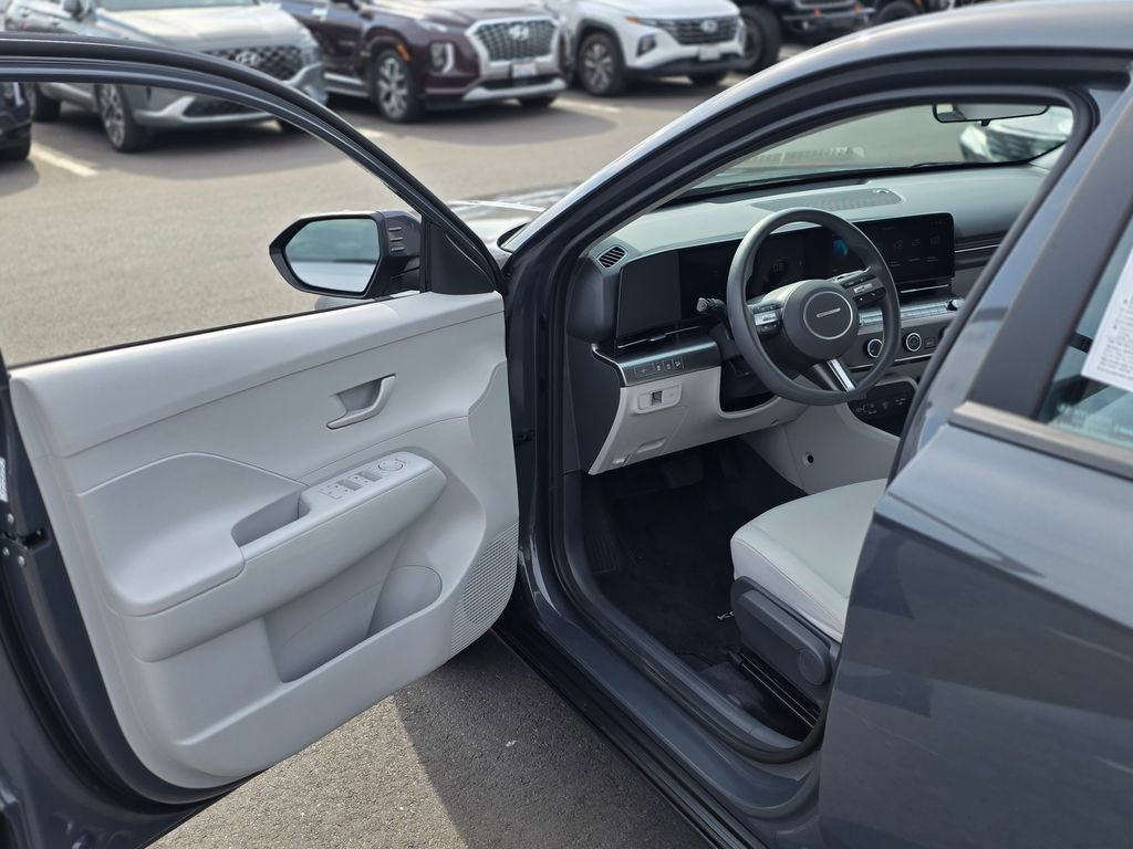 Used 2025 Hyundai Kona SE image 36