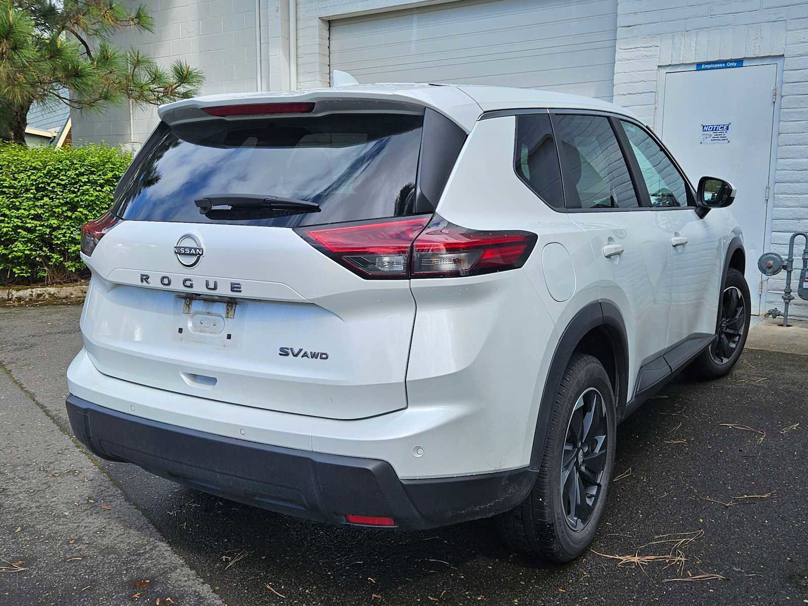 Used 2024 Nissan Rogue SV image 2