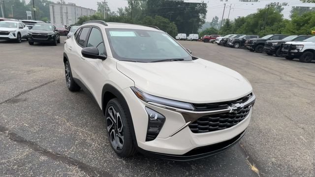New 2026 Chevrolet Trax RS w/ Sunroof Package FWD image 4