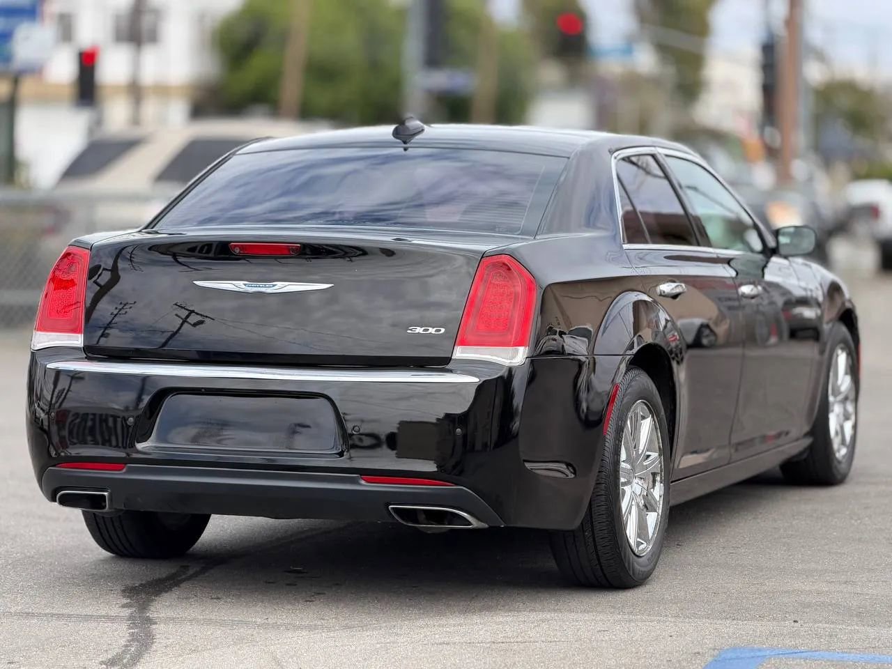Used 2018 Chrysler 300 Limited RWD image 14