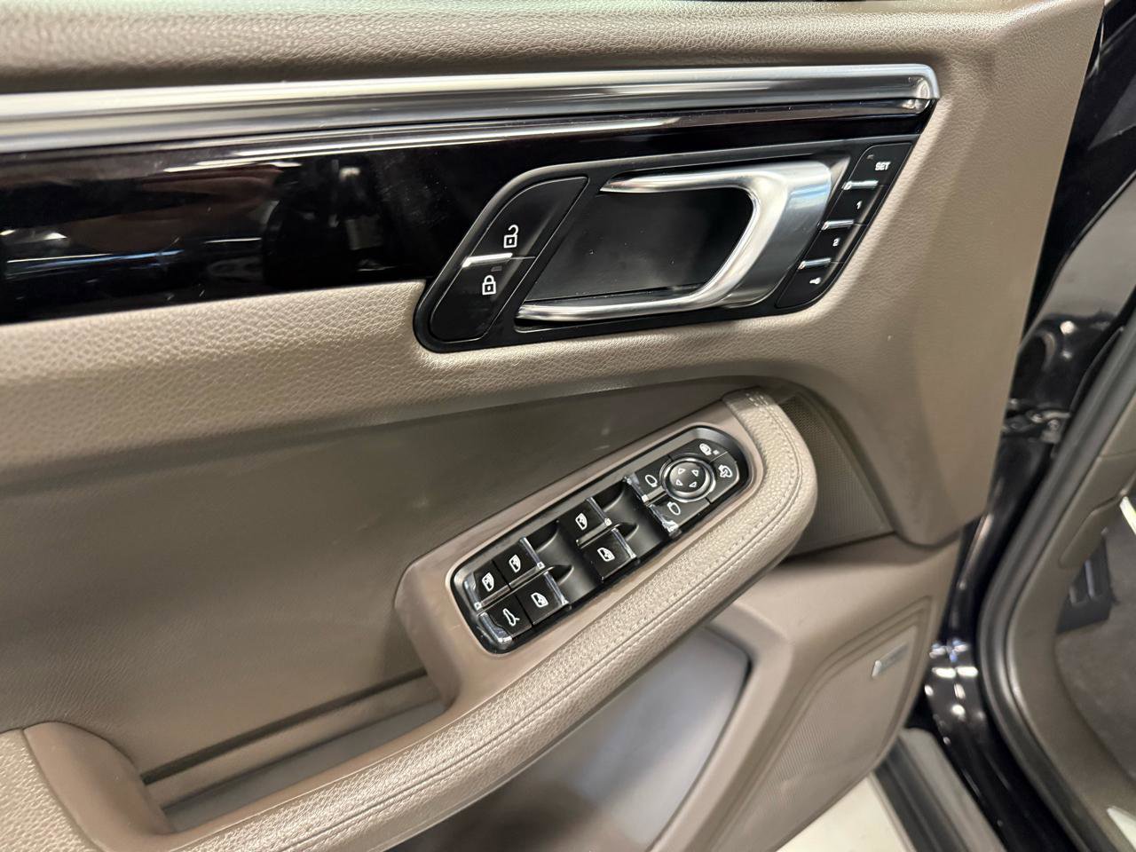 Used 2021 Porsche Macan S AWD/4WD image 33