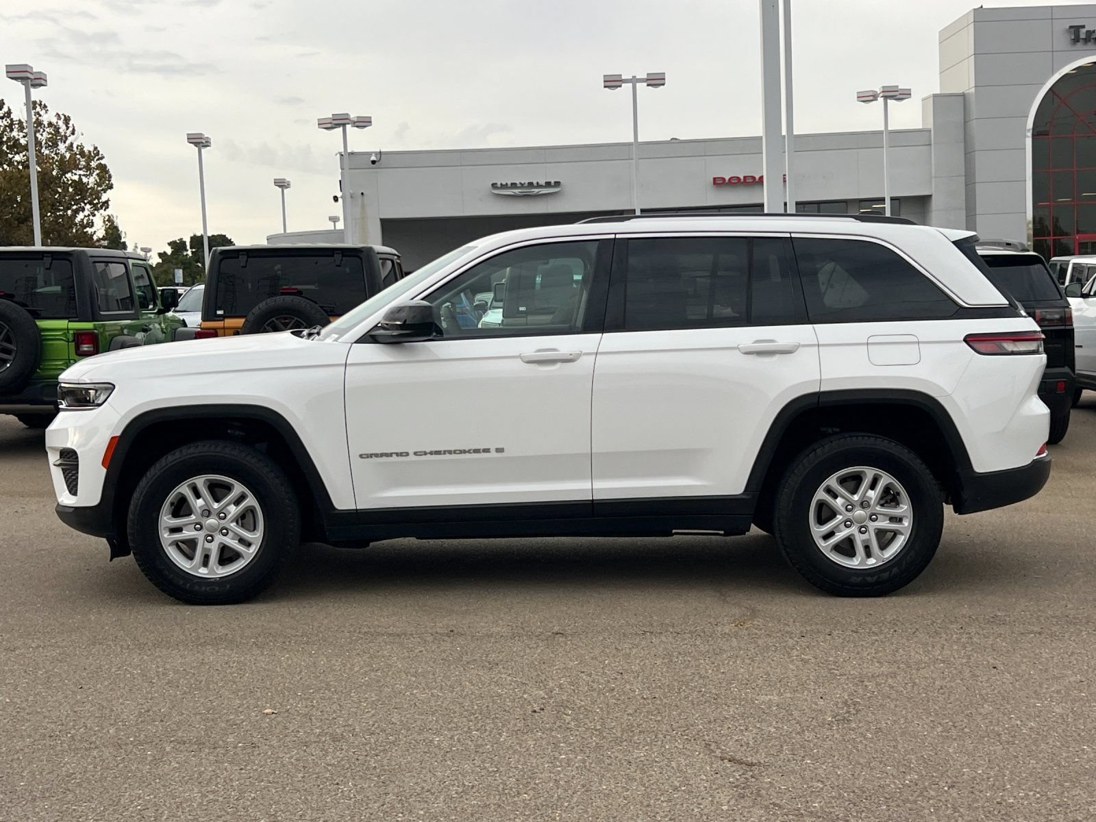 Used 2023 Jeep Grand Cherokee Laredo AWD/4WD image 7
