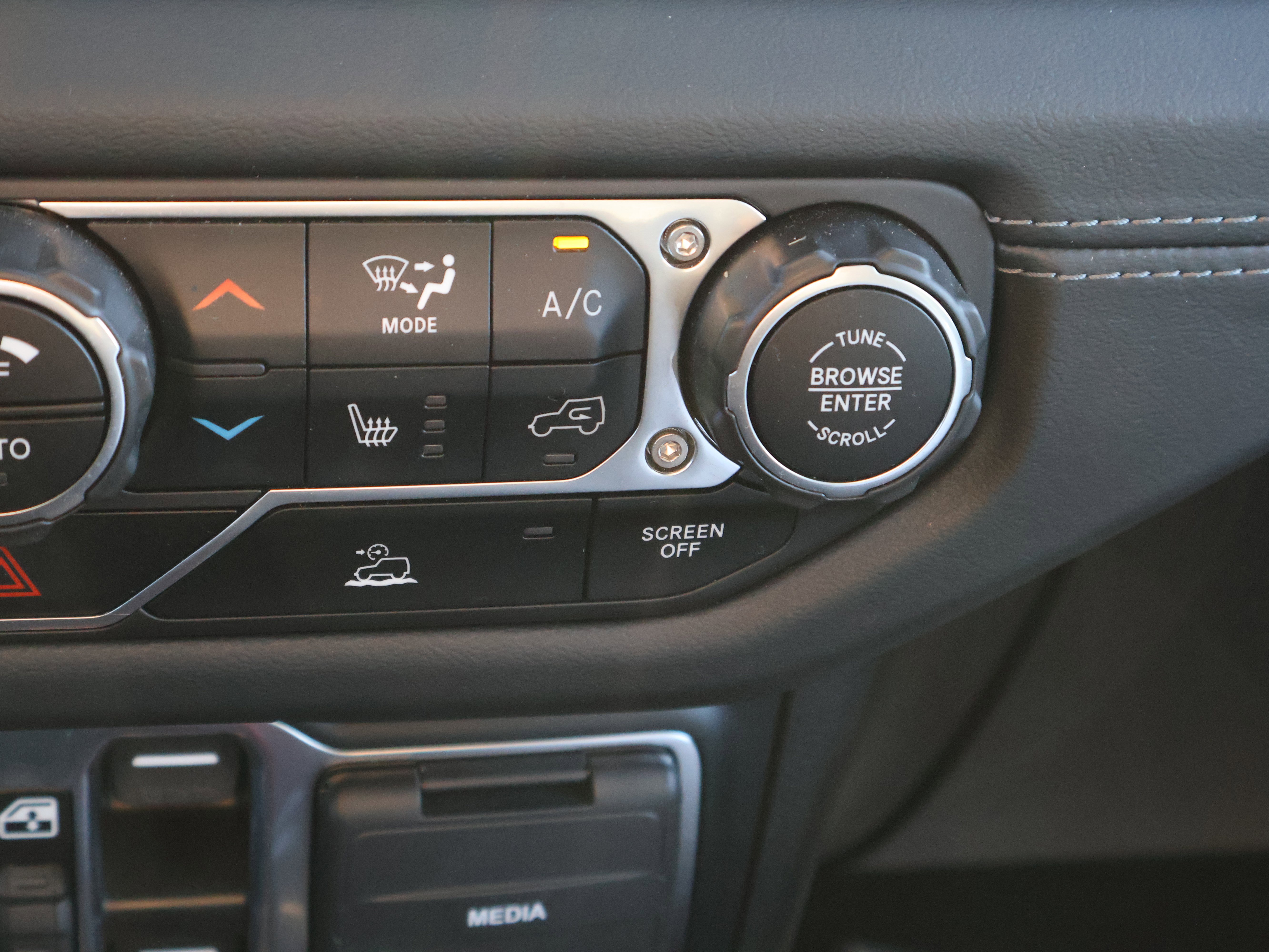 Used 2024 Jeep Gladiator Mojave w/ Technology Group image 29