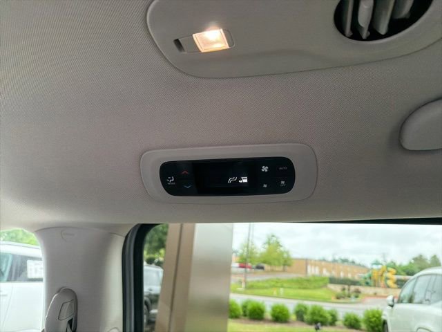 Used 2023 Chrysler Pacifica Touring-L FWD image 28
