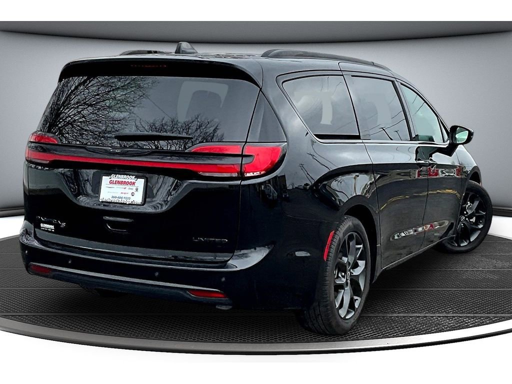 Used 2025 Chrysler Pacifica Limited image 14