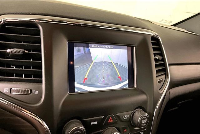 Used 2019 Jeep Grand Cherokee Laredo image 13
