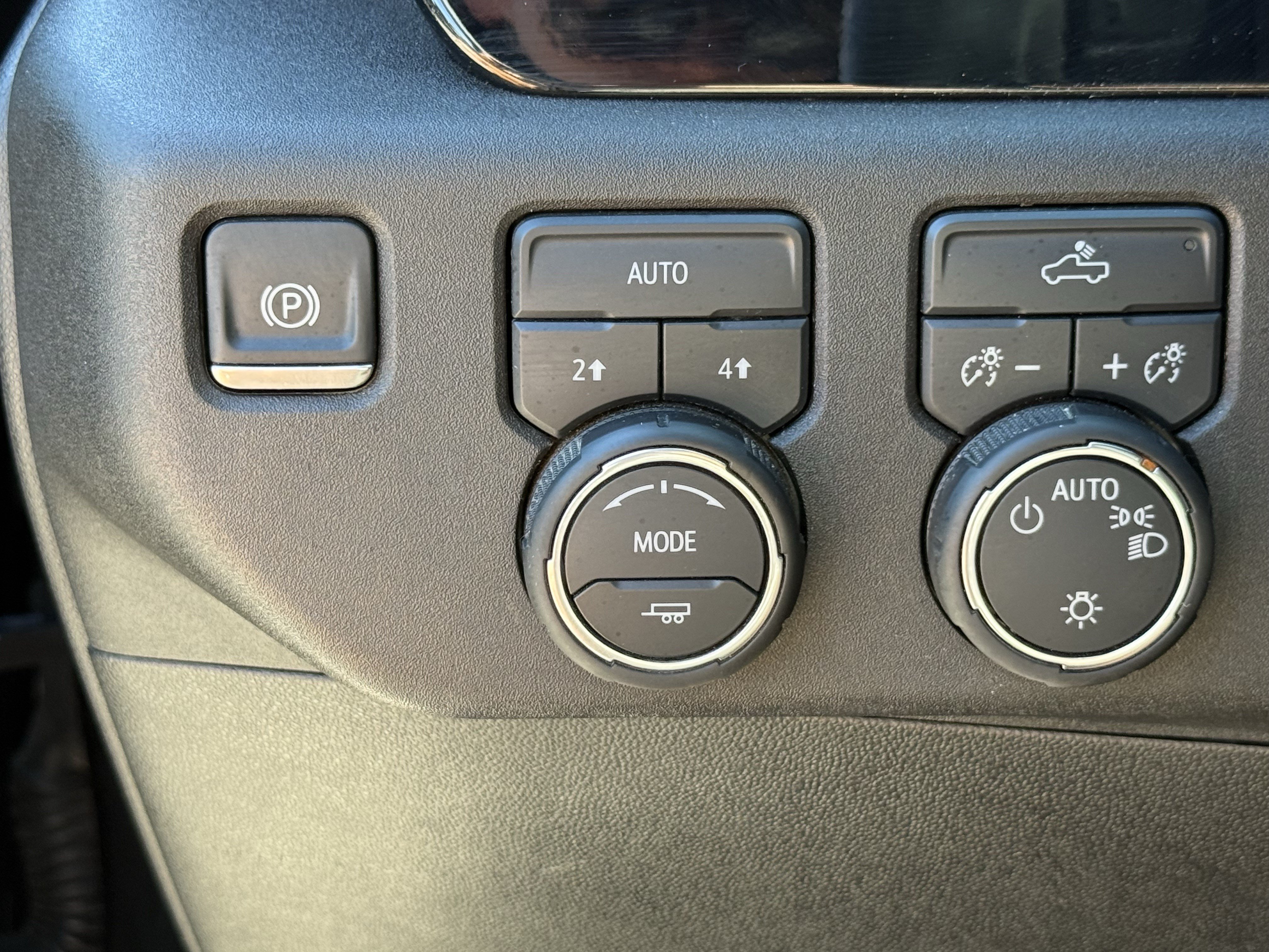 Used 2025 Chevrolet Silverado 1500 LT AWD/4WD image 23