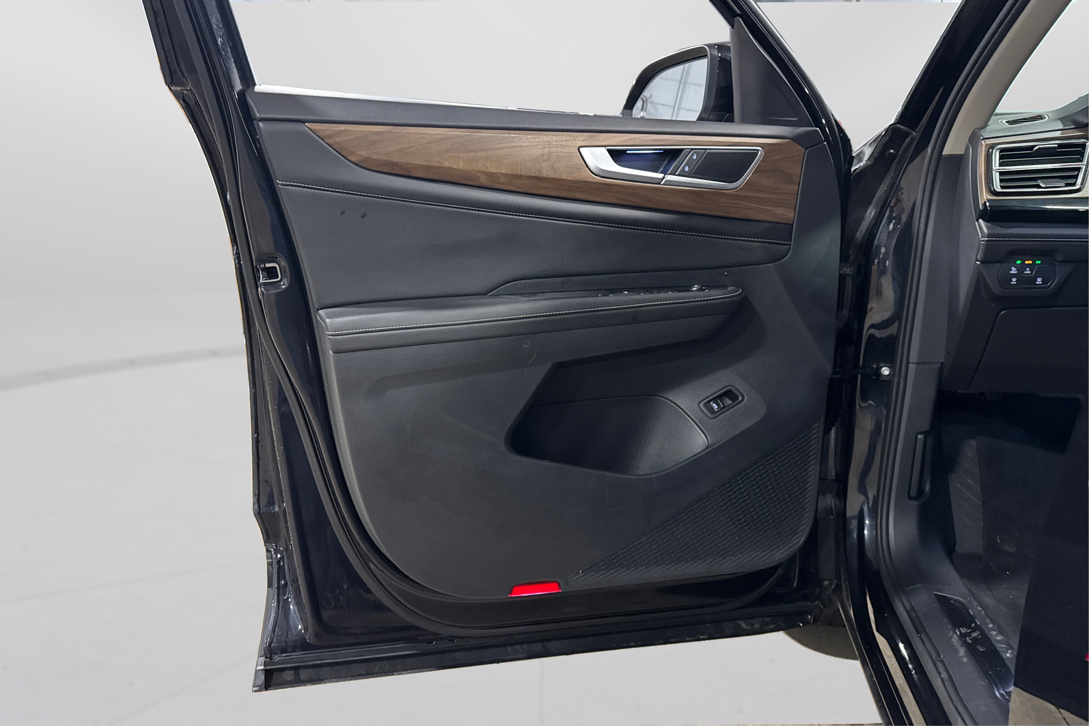 Used 2025 Volkswagen Atlas SE image 16