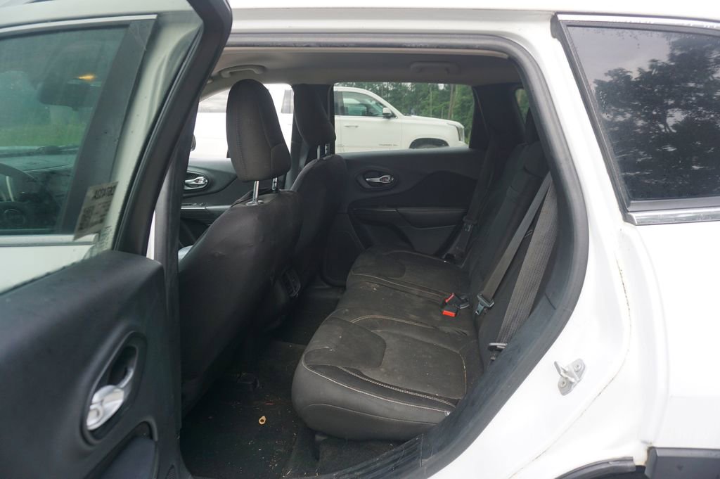 Used 2015 Jeep Cherokee Latitude AWD/4WD image 11