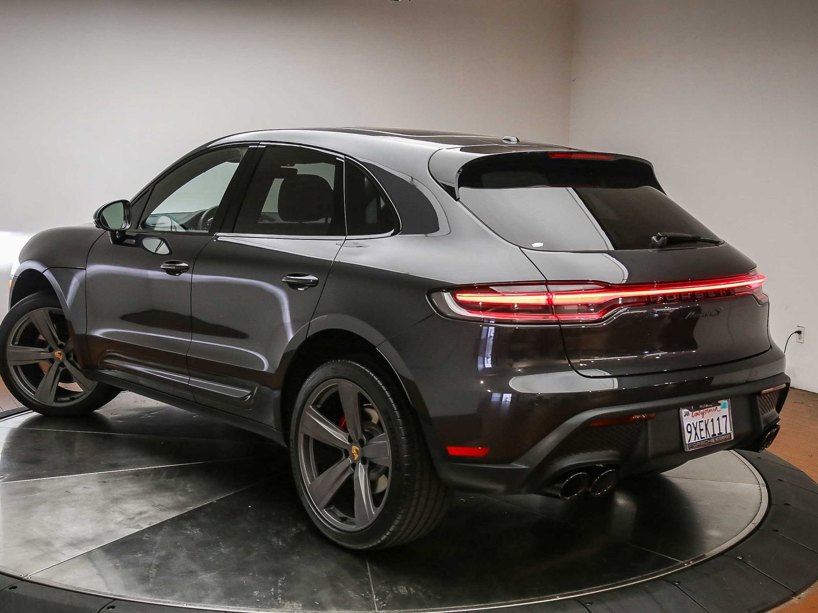 Certified 2025 Porsche Macan S AWD/4WD image 4