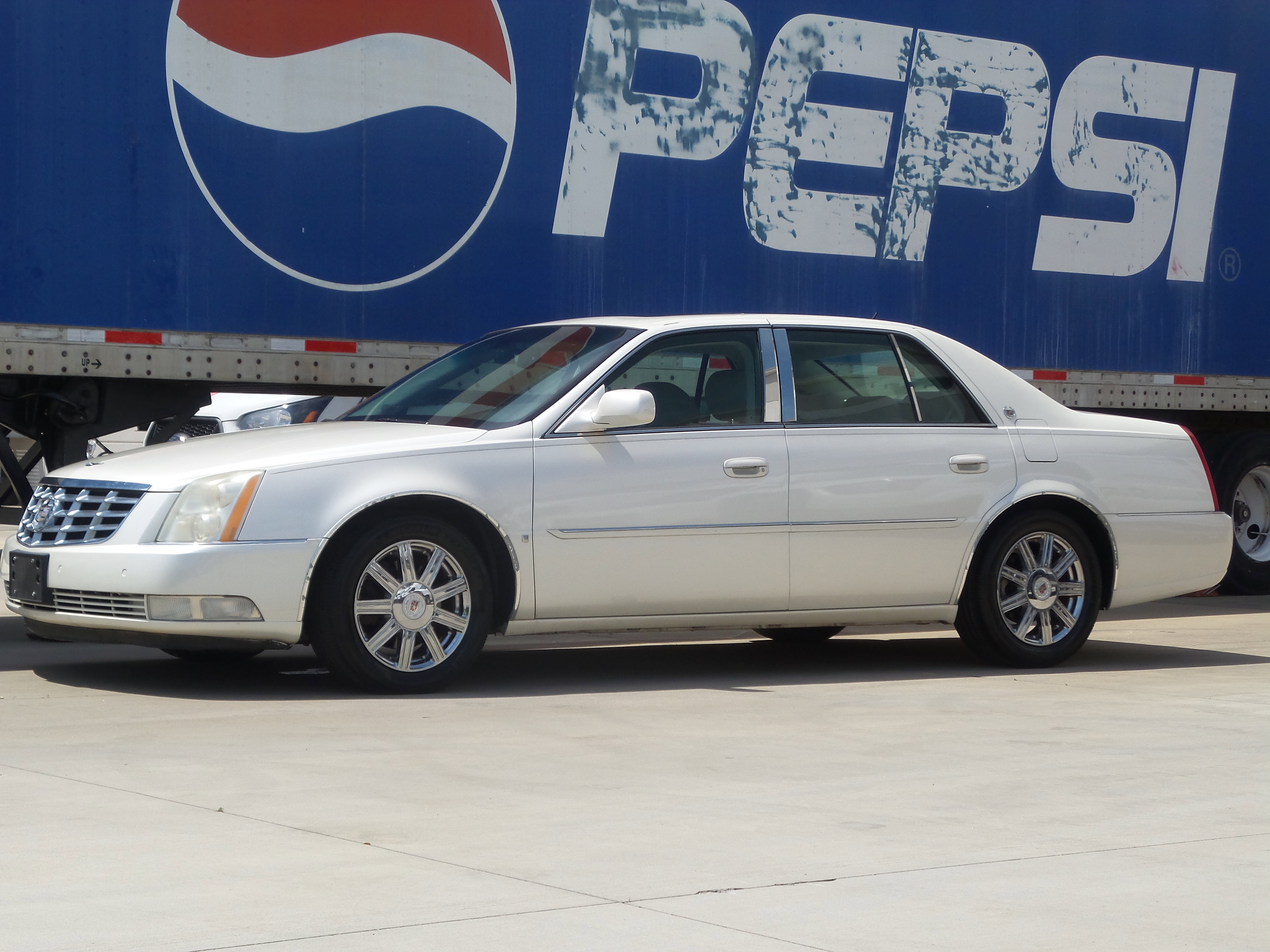 Used 2008 Cadillac DTS FWD image 1