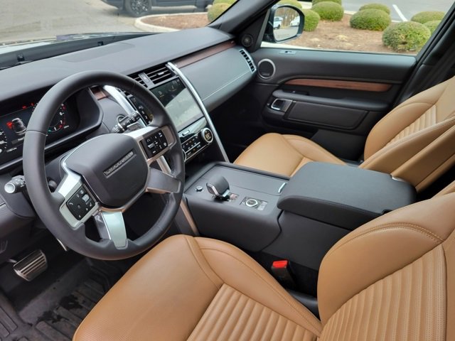 Used 2024 Land Rover Discovery Dynamic SE image 27
