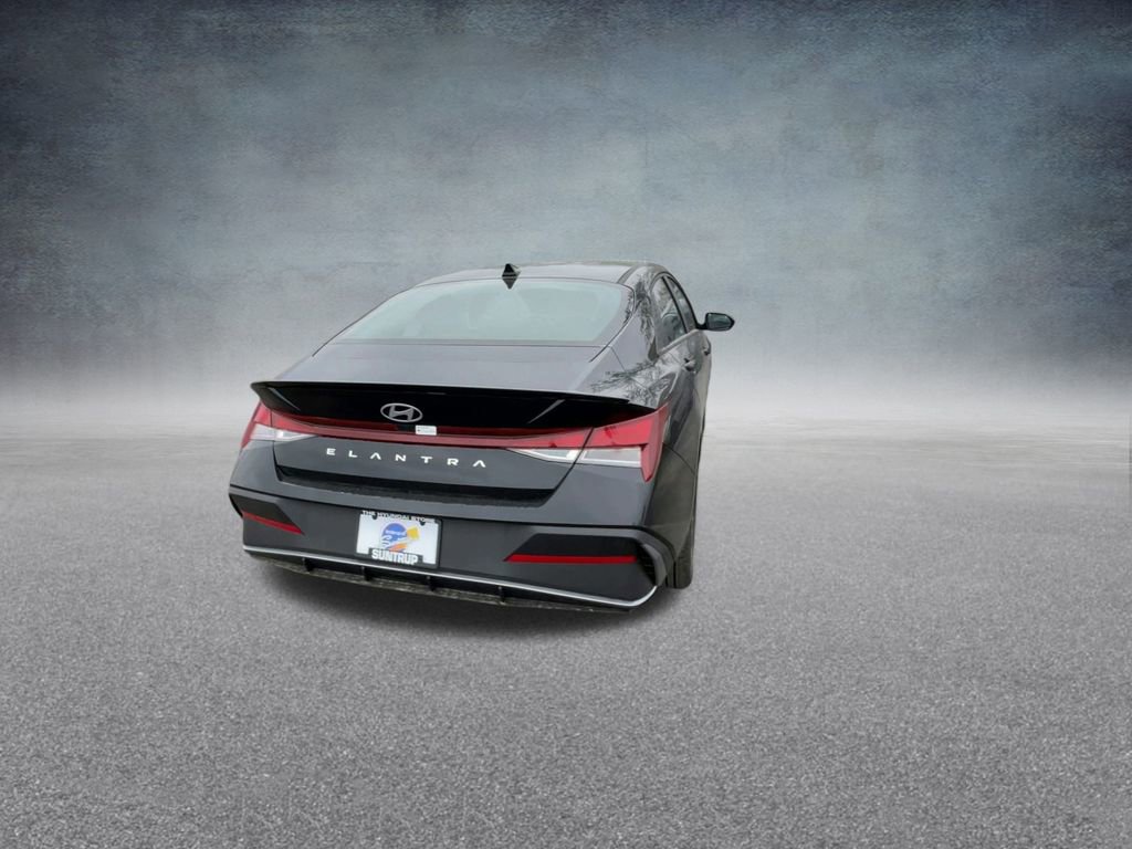 Certified 2025 Hyundai Elantra Sport image 21