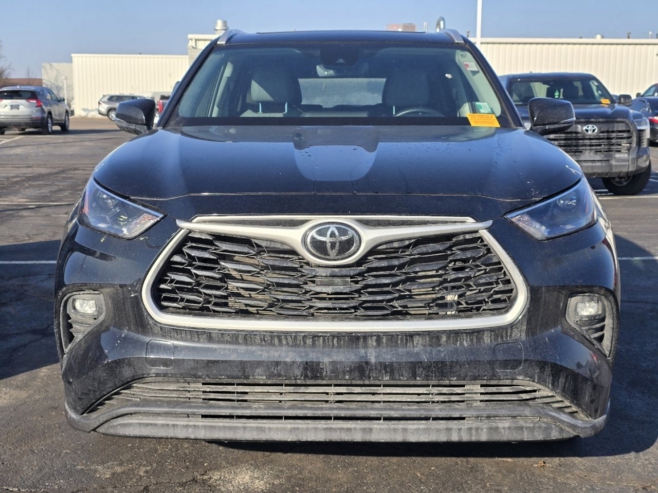 Used 2023 Toyota Highlander XLE image 2