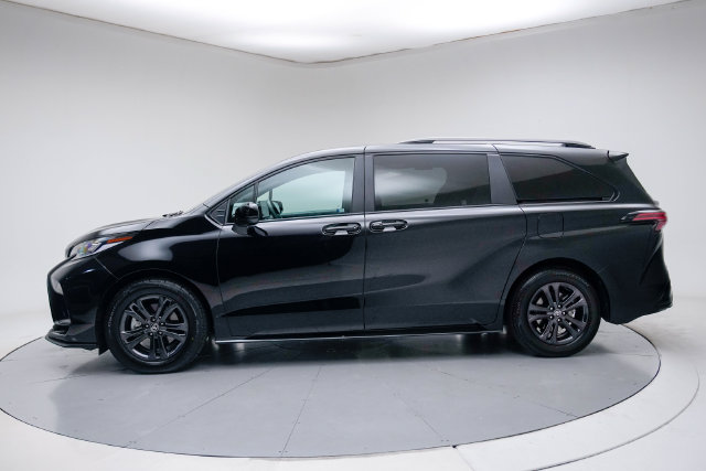 Used 2025 Toyota Sienna XSE w/ XSE Plus Package AWD/4WD image 2
