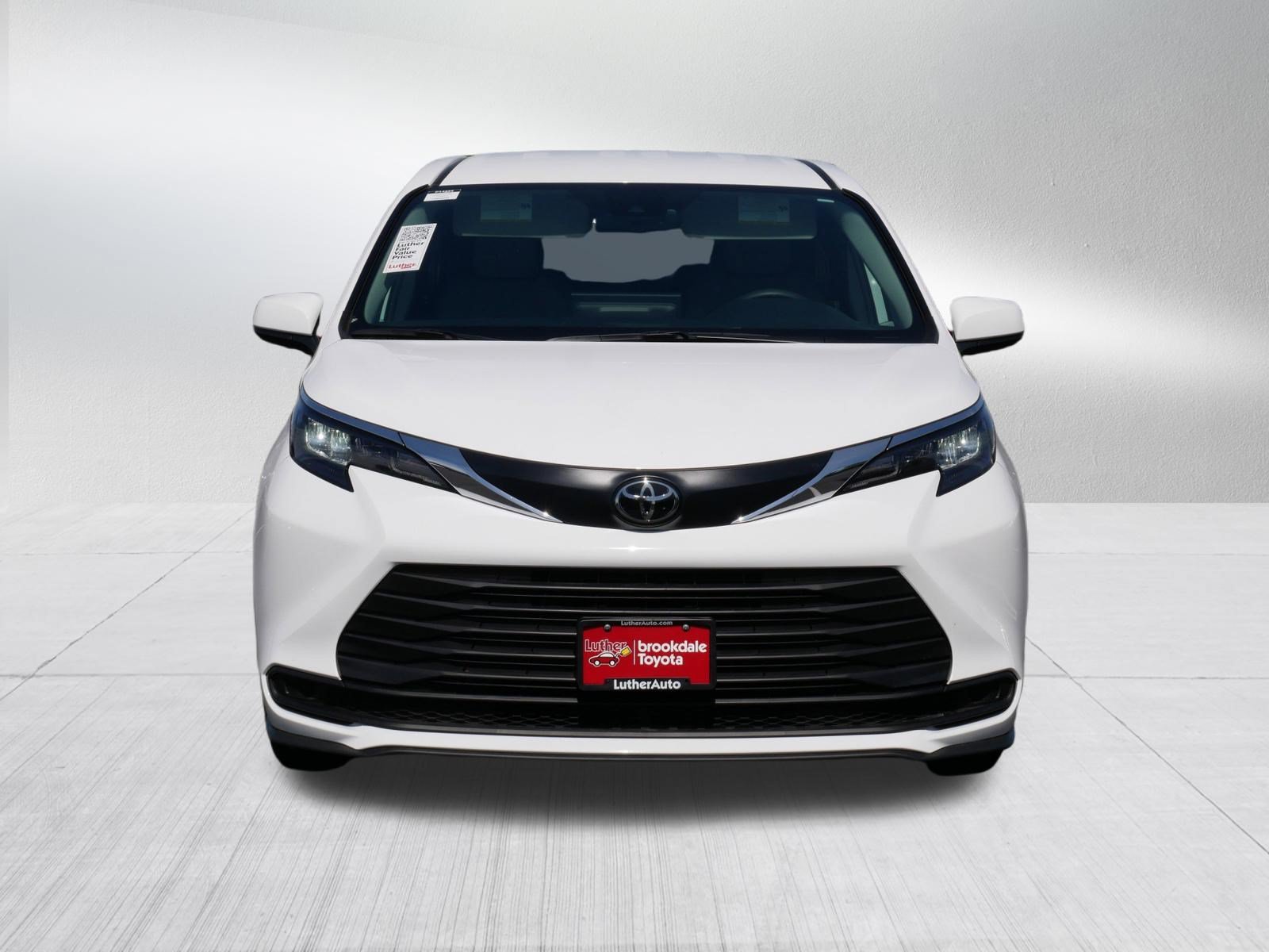 Certified 2026 Toyota Sienna LE FWD image 2