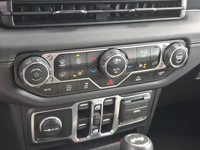 Used 2024 Jeep Wrangler Unlimited Sahara w/ Technology Group AWD/4WD image 15