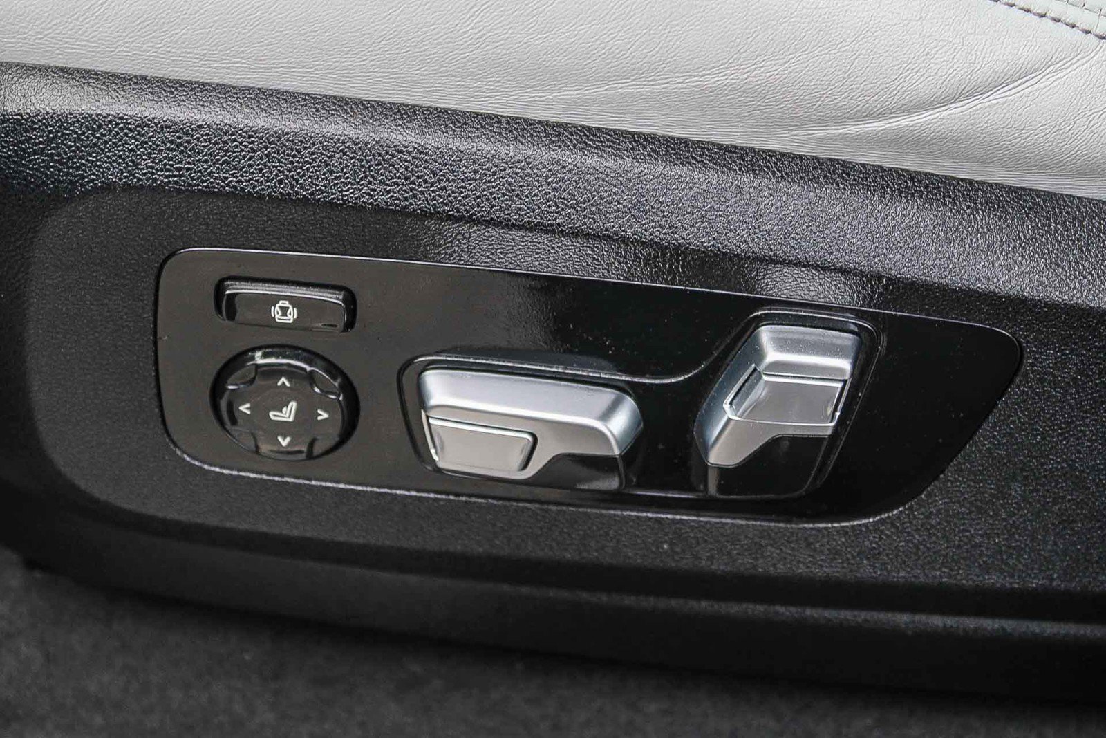 Used 2021 BMW X5 M w/ Executive Package image 21