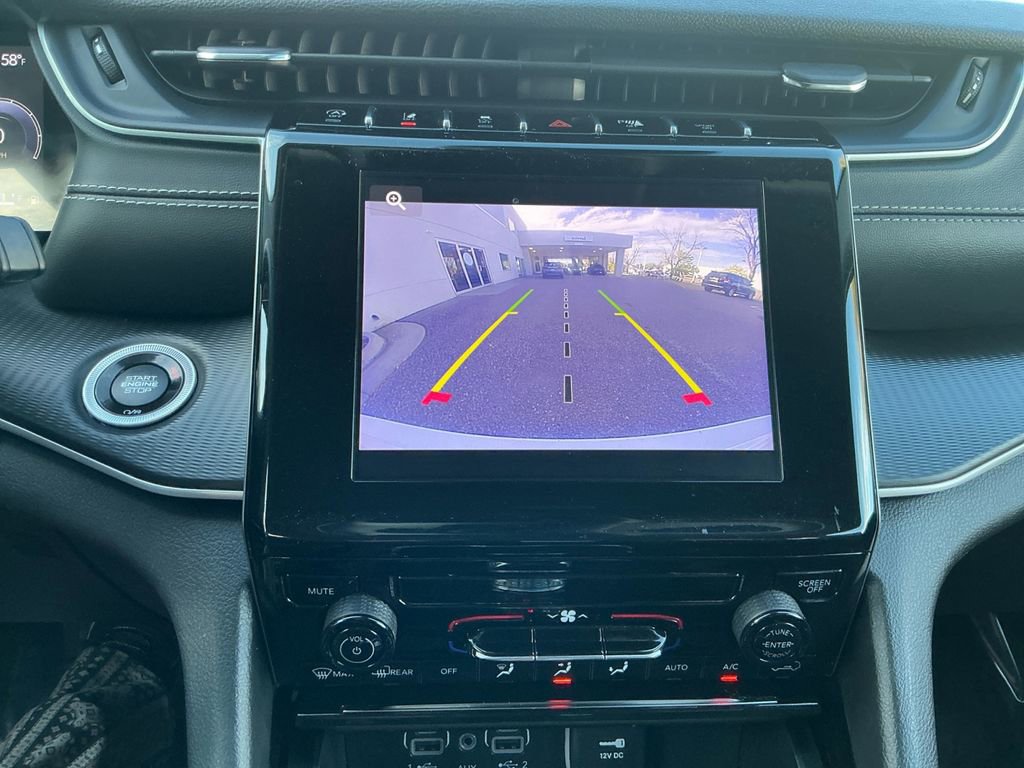 Used 2023 Jeep Grand Cherokee Laredo image 17