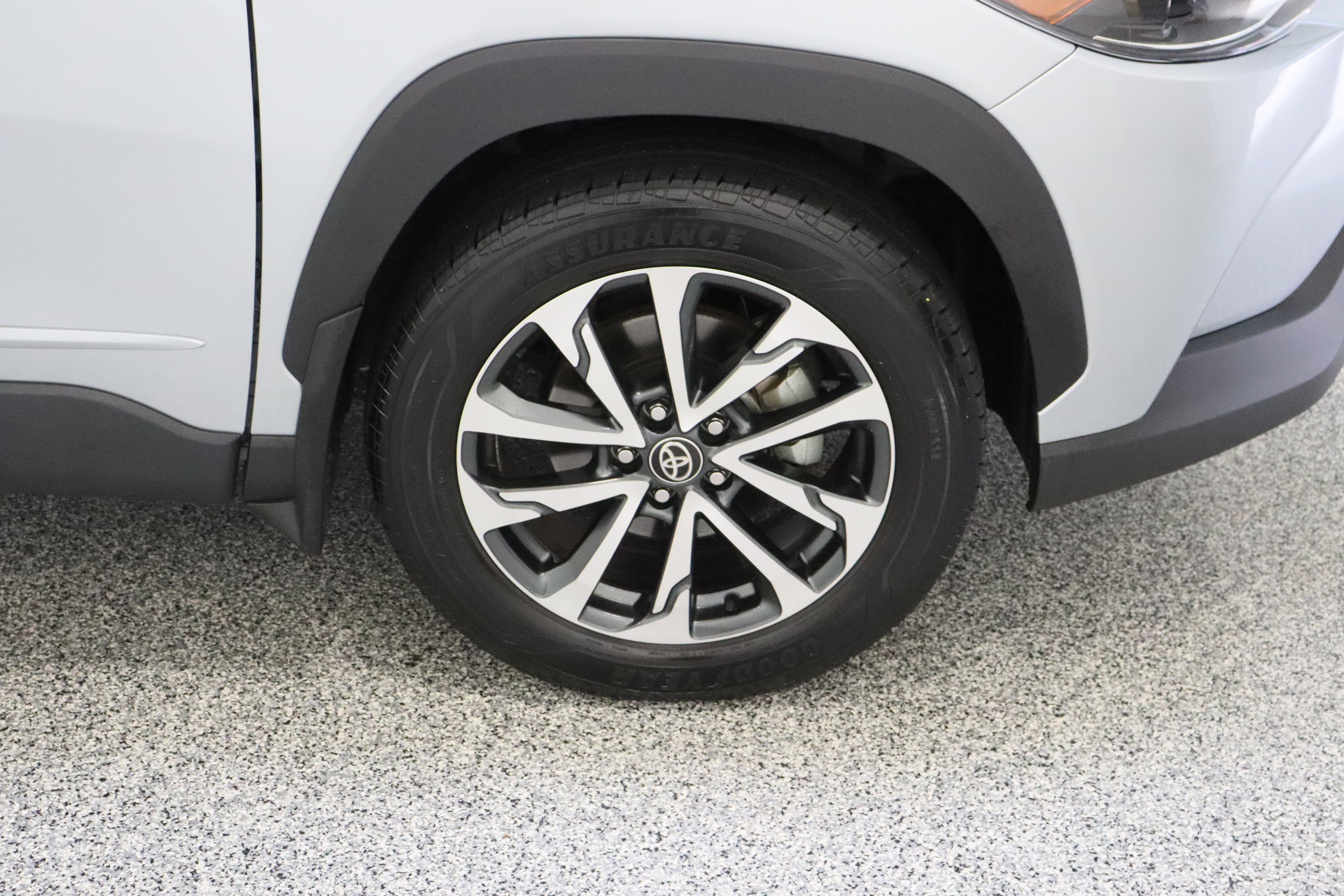 Used 2023 Toyota Corolla Cross XLE w/ Convenience Package FWD image 5