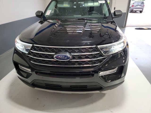 Used 2022 Ford Explorer XLT w/ Equipment Group 202A AWD/4WD image 2