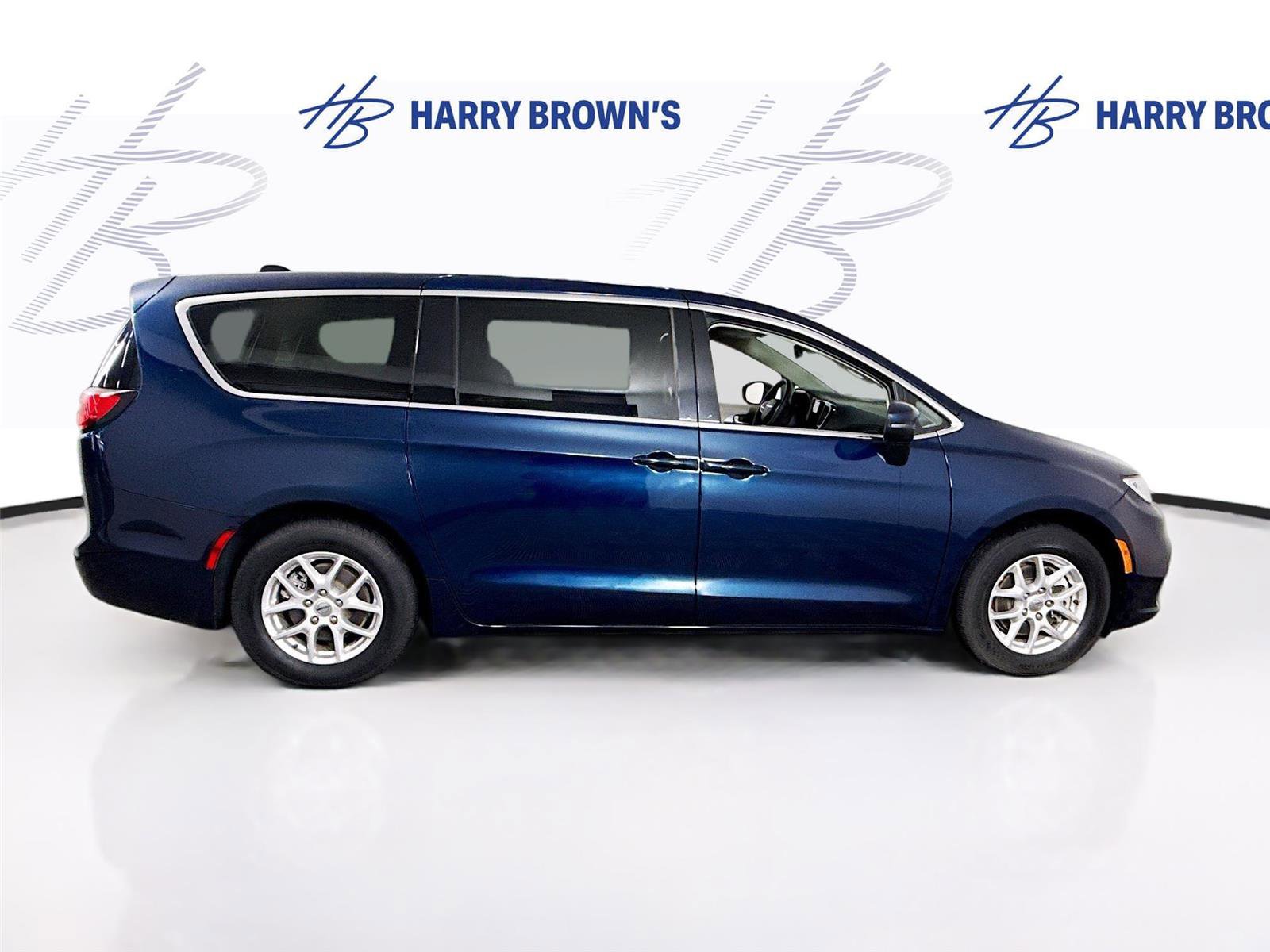 Used 2023 Chrysler Pacifica Touring-L image 32