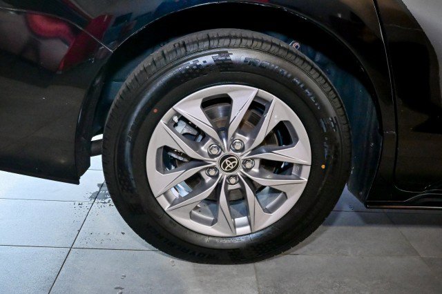 Used 2023 Toyota Sienna XLE FWD image 40