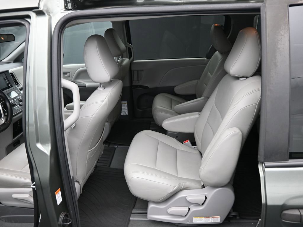 Used 2020 Toyota Sienna L image 13