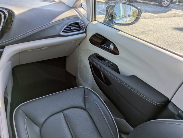 Used 2024 Chrysler Pacifica Limited image 16