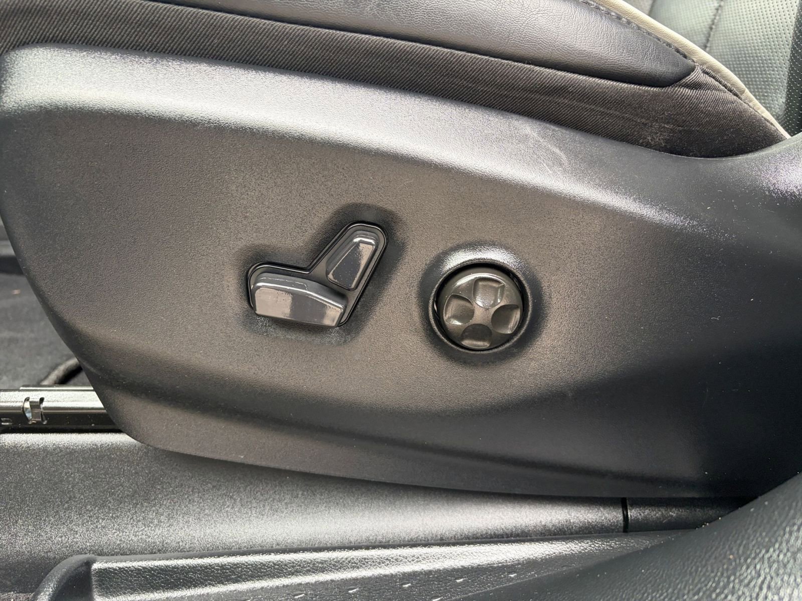 Used 2025 Chrysler Pacifica Limited image 22