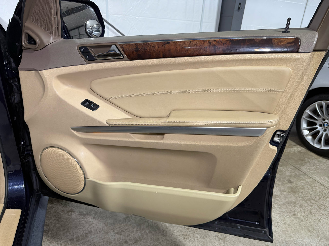 Used 2010 Mercedes-Benz GL 550 4MATIC image 24