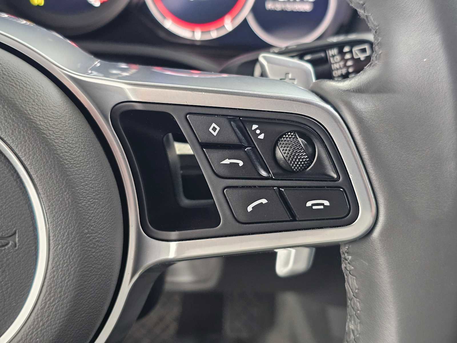 Used 2020 Porsche Cayenne image 28