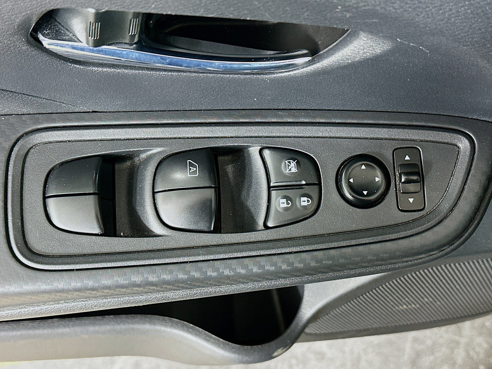 Used 2025 Nissan Versa SV FWD image 15