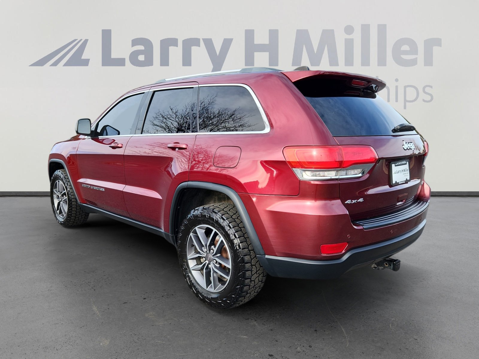 Used 2019 Jeep Grand Cherokee Laredo w/ 18" Wheel & 8.4" Radio Group image 3