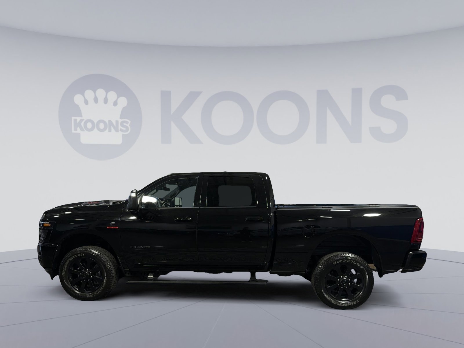 Used 2025 RAM 2500 Laramie AWD/4WD image 2
