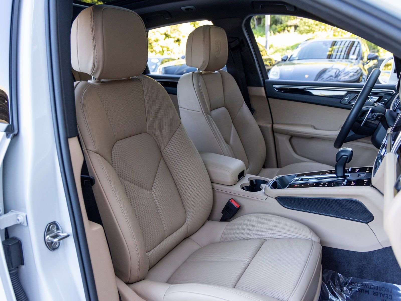 Certified 2025 Porsche Macan image 57