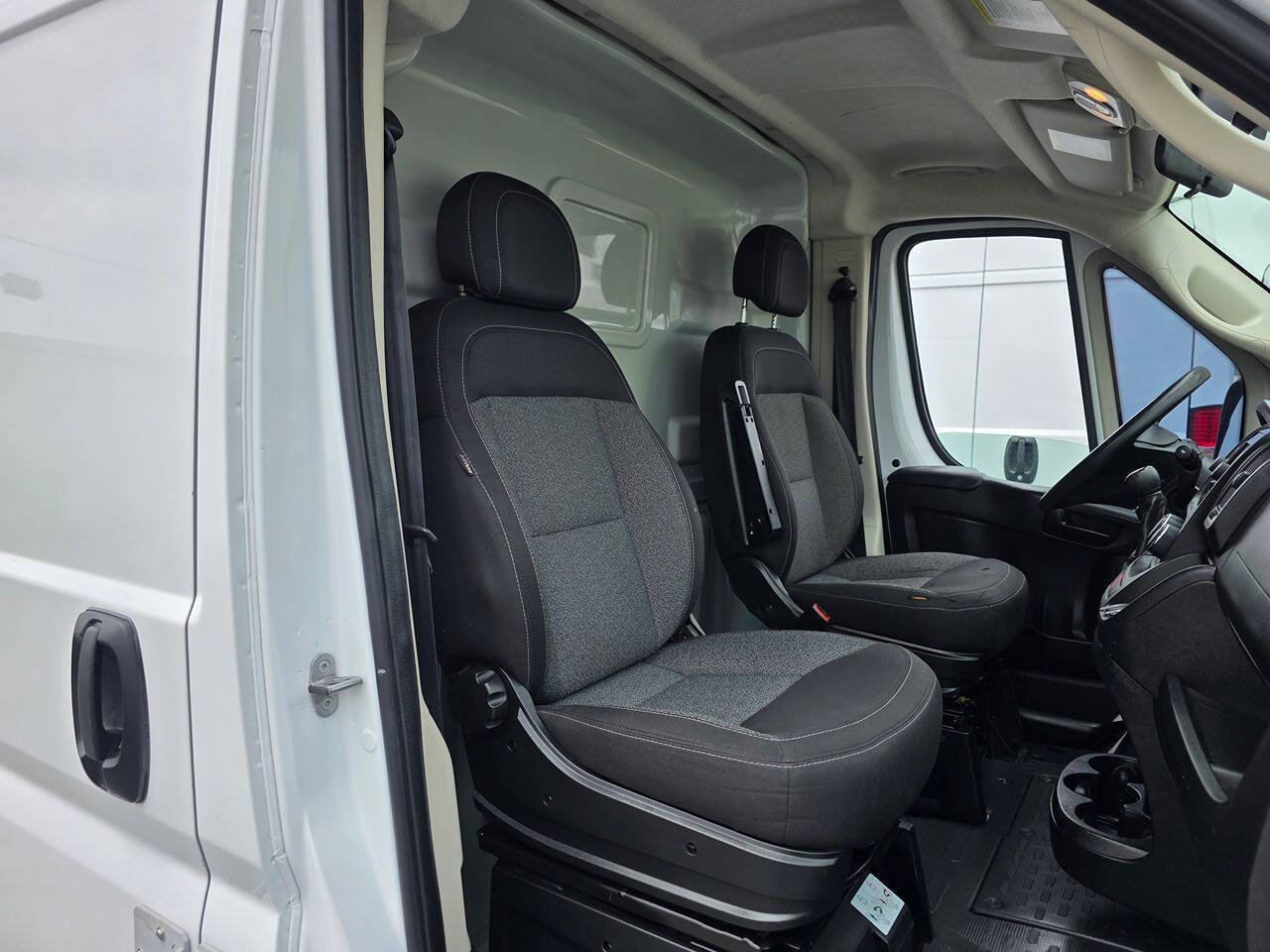 Used 2020 RAM ProMaster 2500 w/ Premium Appearance Group FWD image 9