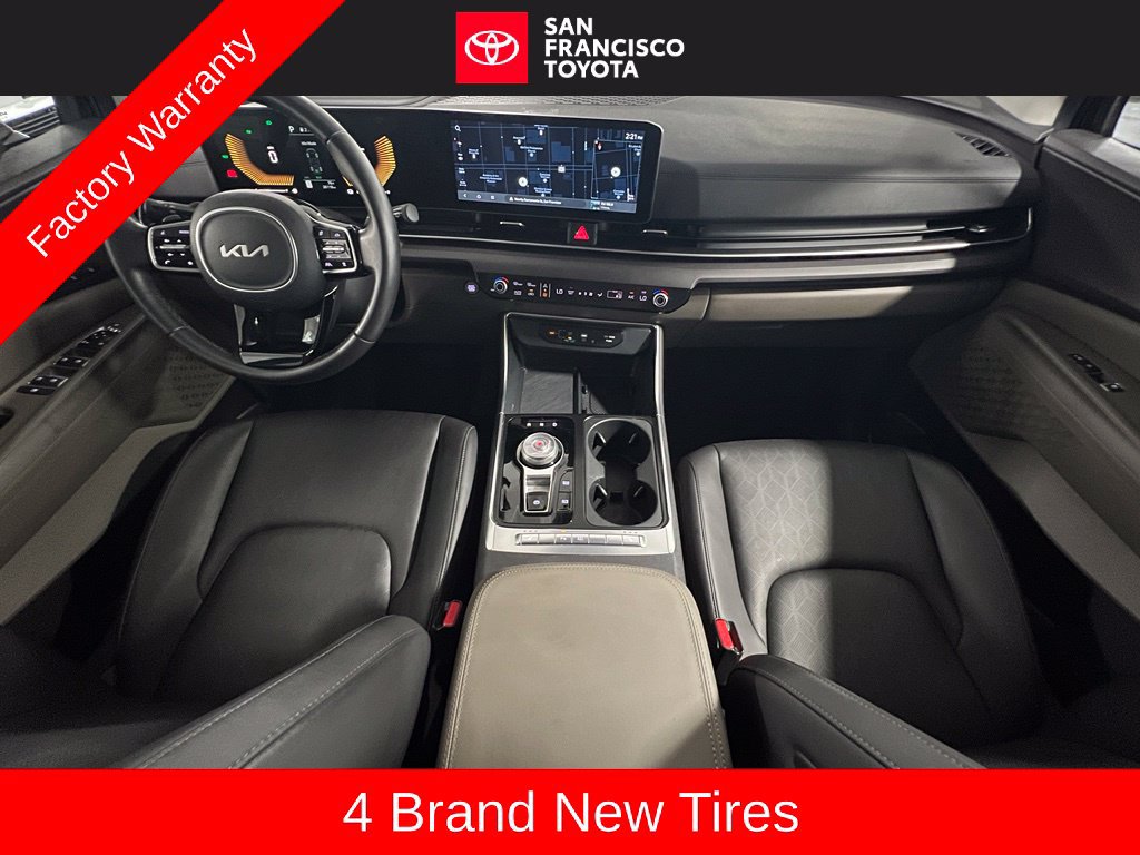 Used 2025 Kia Carnival EX FWD image 24