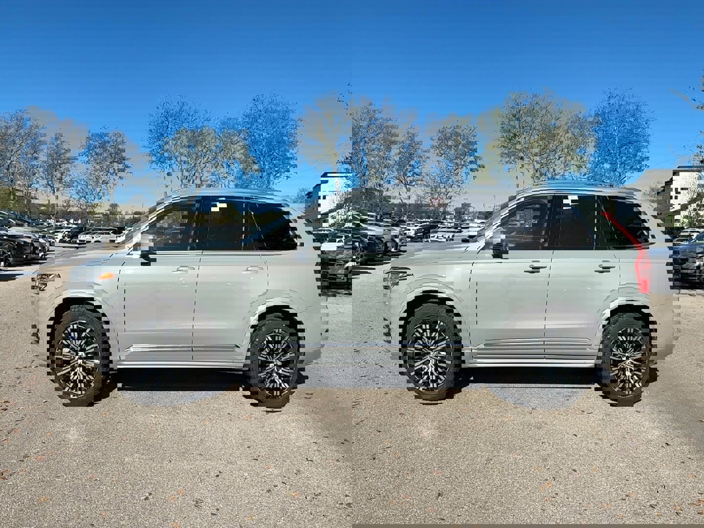 Certified 2025 Volvo XC90 B6 Plus image 3