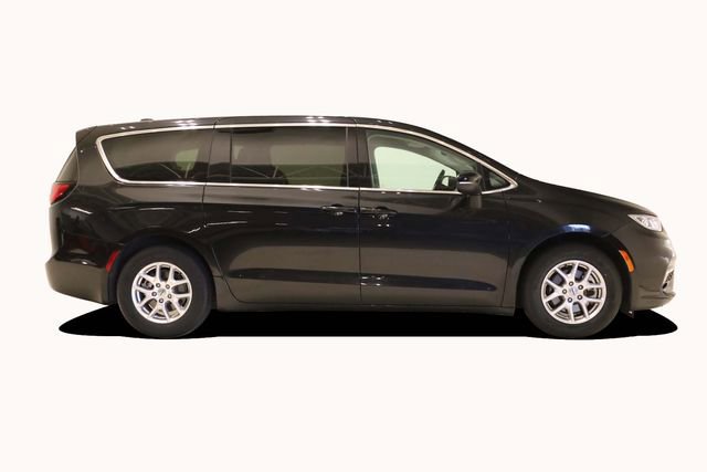 Used 2023 Chrysler Pacifica Touring-L image 4