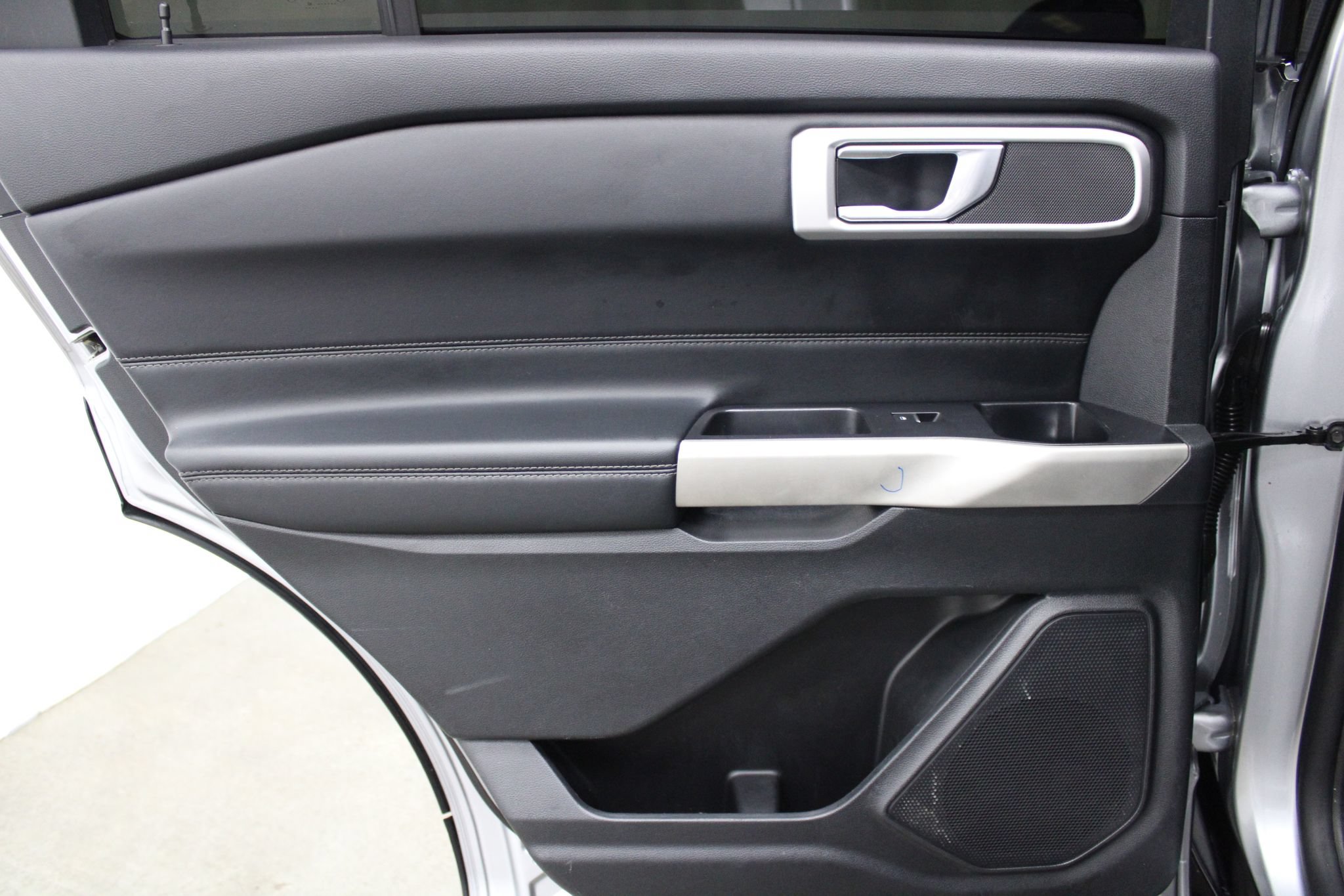 Used 2022 Ford Explorer XLT w/ Equipment Group 202A AWD/4WD image 15