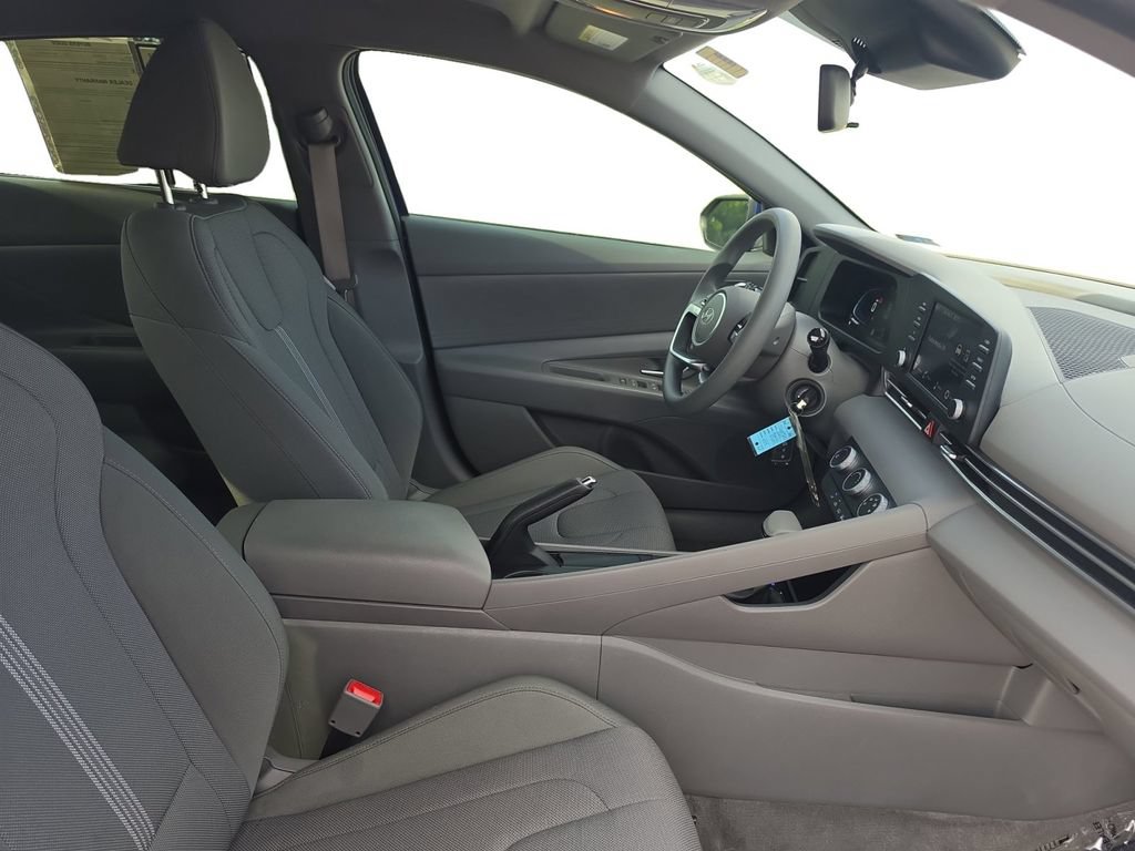 Certified 2025 Hyundai Elantra SE FWD image 18