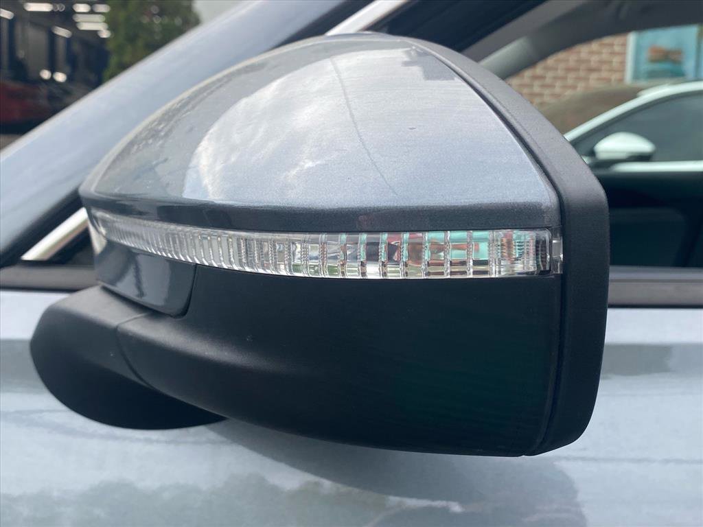 Used 2025 Volkswagen Tiguan SE image 3