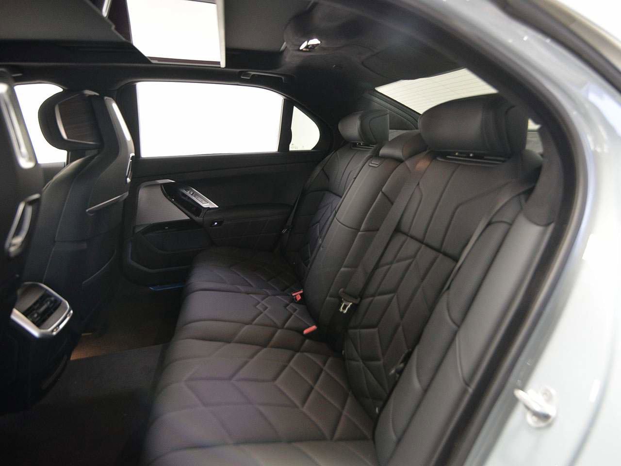 New 2026 BMW 760i xDrive w/ Luxury Rear Seating Package image 11