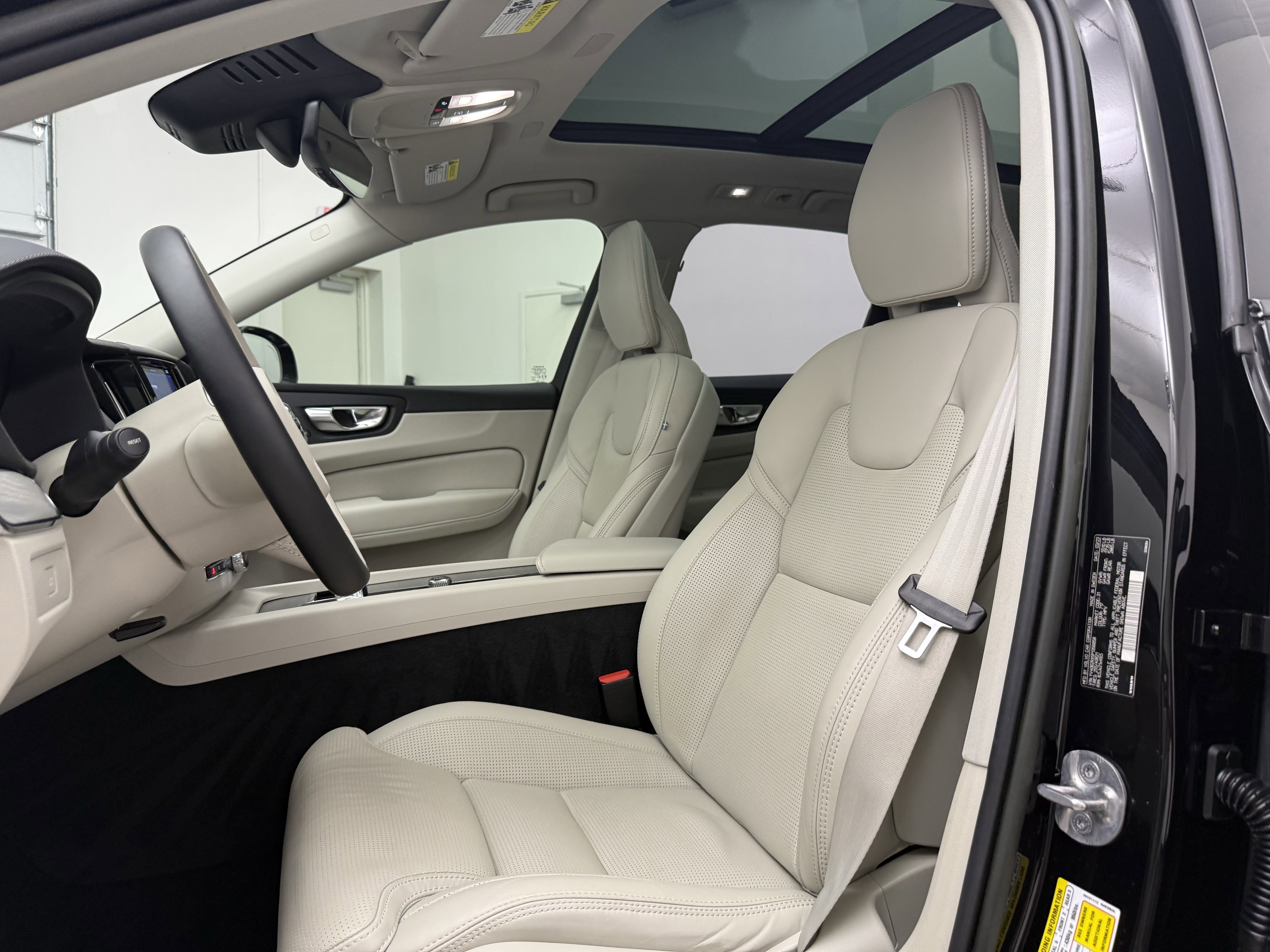 Certified 2023 Volvo XC60 B6 Ultimate w/ Protection Package Premier AWD/4WD image 13
