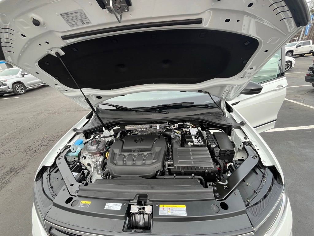 Used 2024 Volkswagen Tiguan SE R-Line image 17
