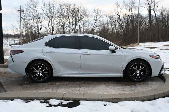 Used 2022 Toyota Camry SE w/ Cold Weather Package image 4