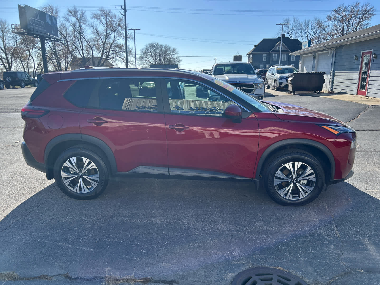 Used 2023 Nissan Rogue SV w/ SV Premium B Package image 2