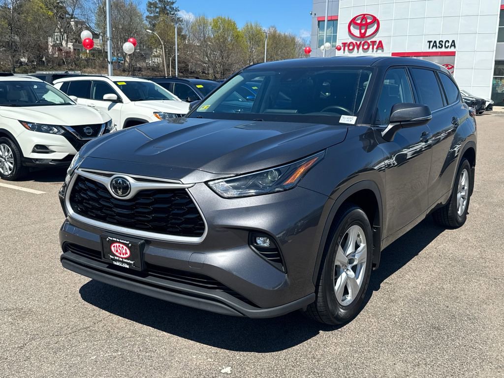 Used 2022 Toyota Highlander LE AWD/4WD image 3