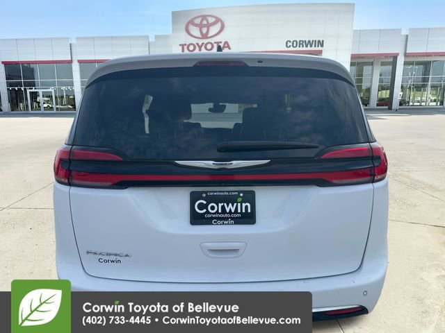 Used 2023 Chrysler Pacifica Touring-L image 4